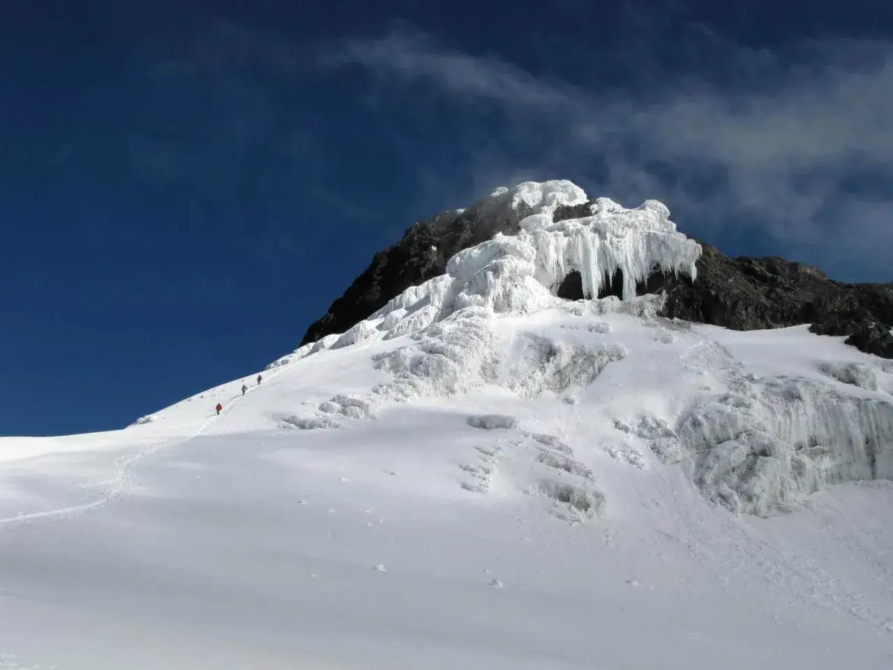 Wspinacze na lodowej ścianie g&oacute;ry Stanleya, podziwiając spektakularne sople i lodospady.