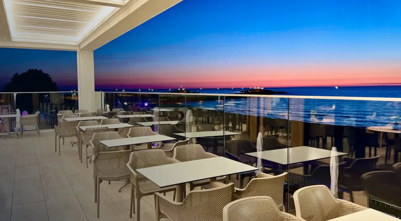 Elegancka restauracja nad morzem