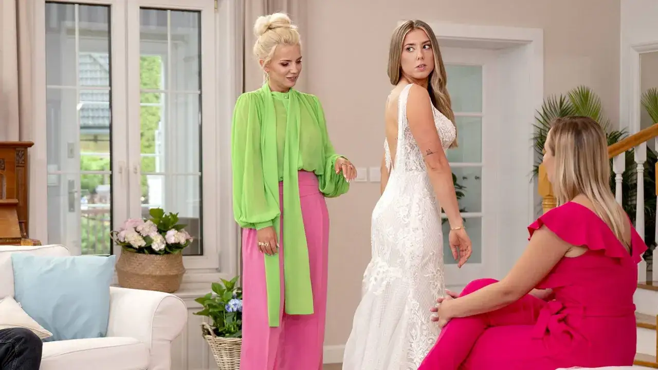kobieta testuje detergent na niewidocznym fragmencie sukni ślubnej