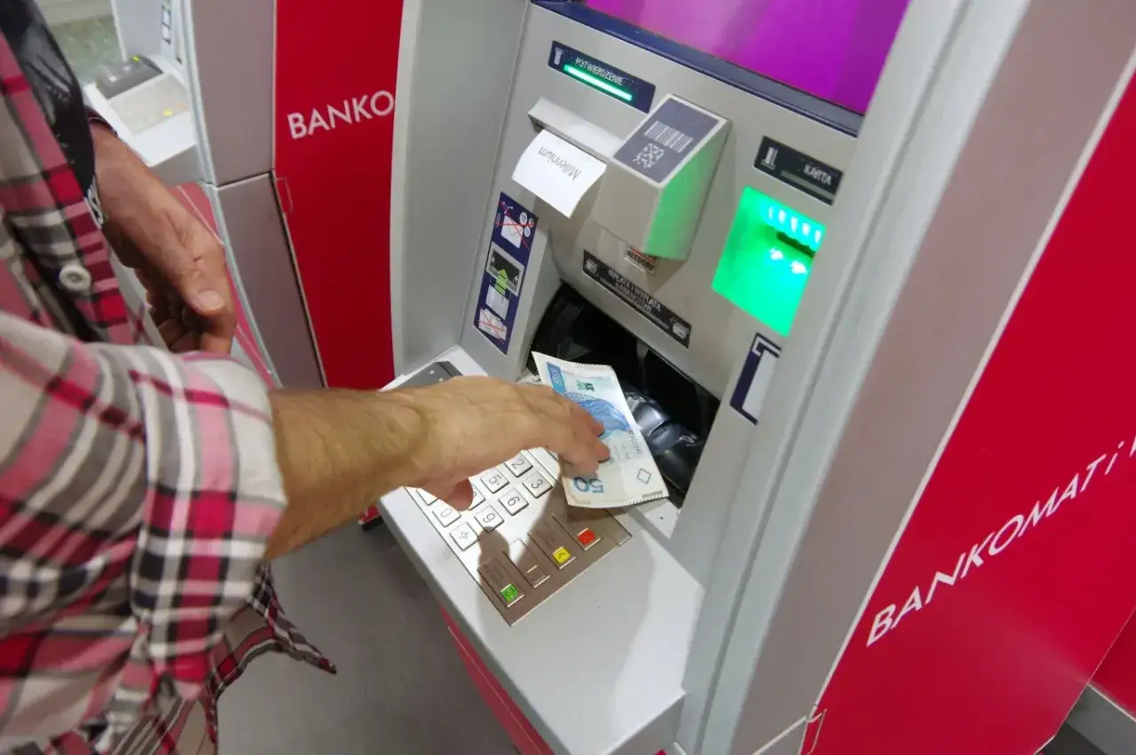 Mężczyzna odbiera pieniądze z bankomatu, gdy nagle karta zostaje zatrzymana. Napięcie rośnie.