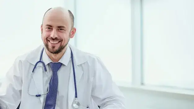 Lekarz konsultujący pacjenta w gabinecie medycznym