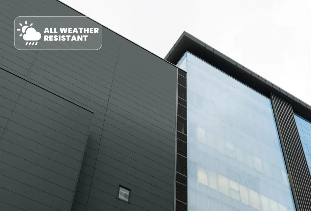 Nowoczesny budynek z antracytową elewacją domu, odporną na warunki atmosferyczne, i przeszklonymi panelami.