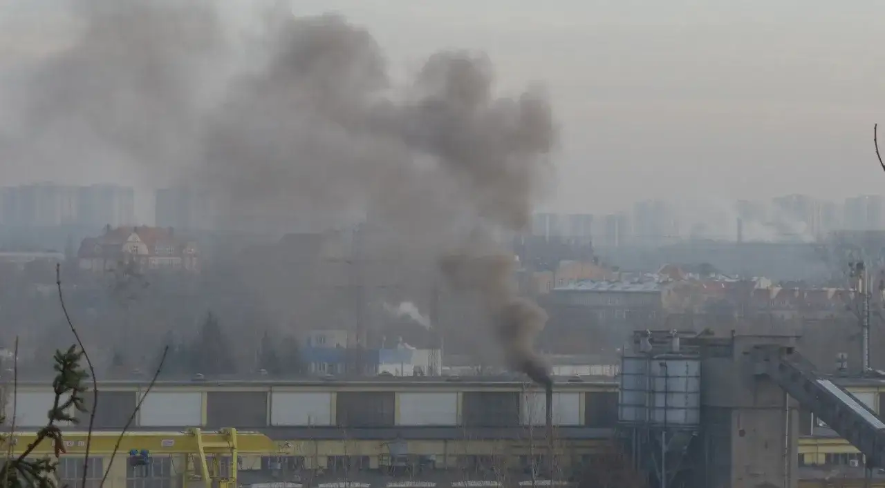 Smog w mieście, zanieczyszczone powietrze, widoczny dym