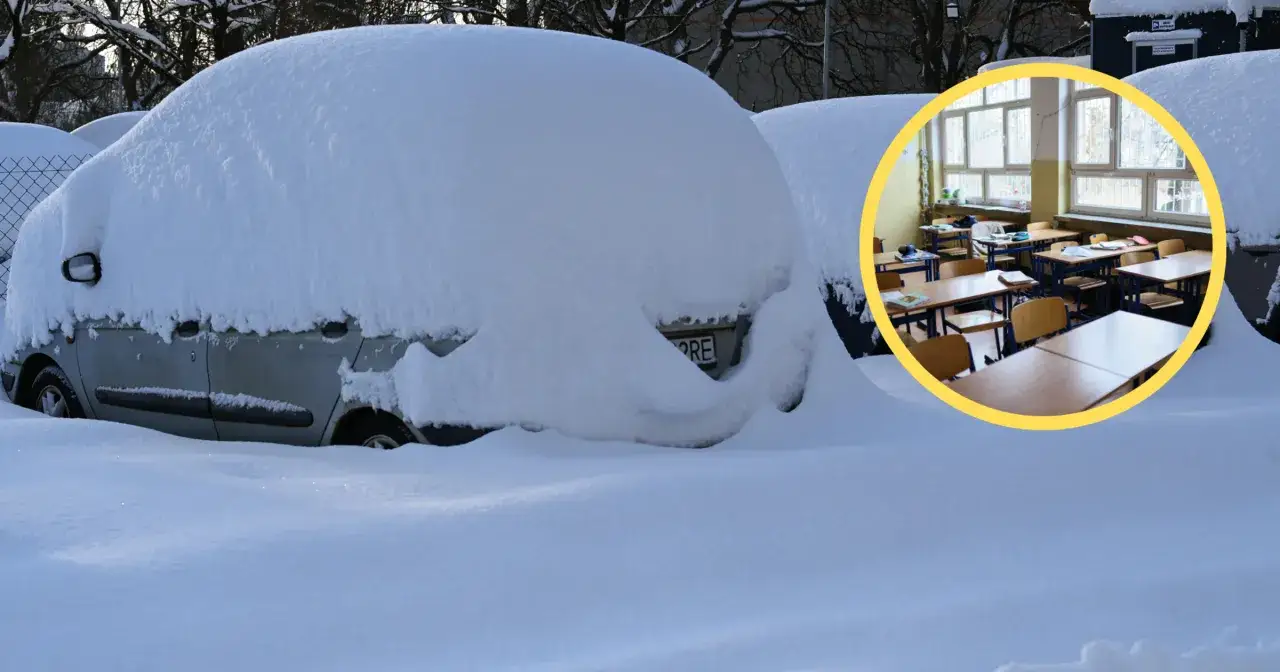 Zasypane śniegiem samochody i pusta klasa. Idealna sytuacja, kiedy nauczyciel nie może przeprowadzić lekcji.