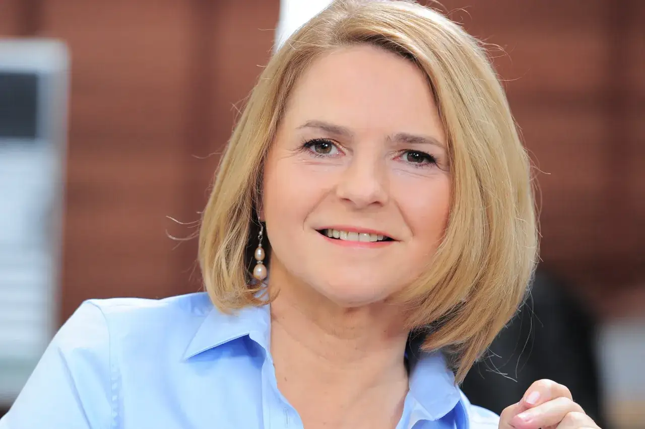 Uśmiechnięta kobieta z blond włosami i perłowymi kolczykami. Czy Tusk ma żonę? To pytanie nurtuje wielu, ale ta pani nie jest z nim związana.