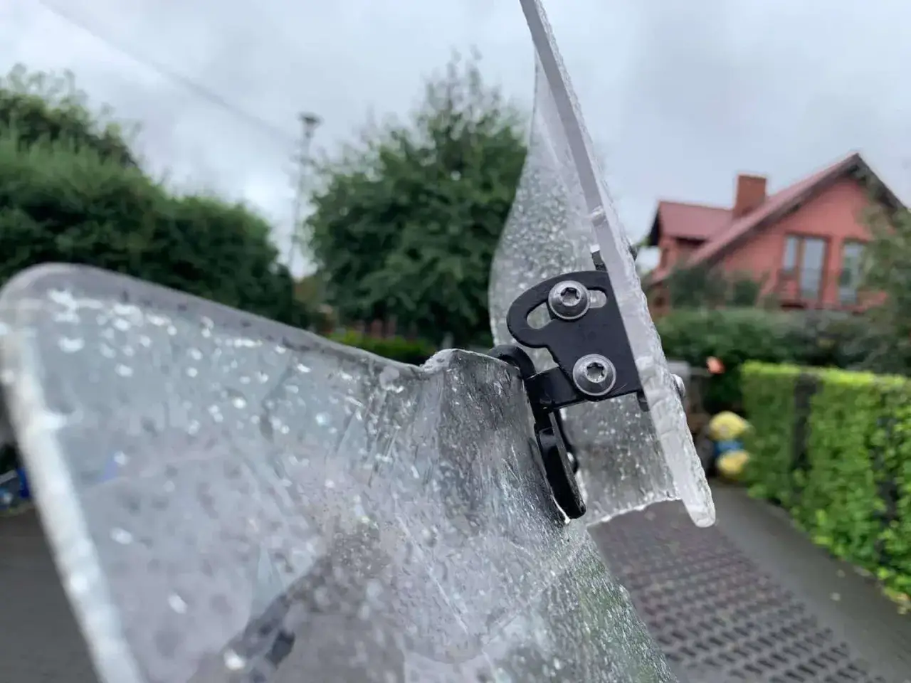 Motocyklista z deflektorem na szybie w trasie