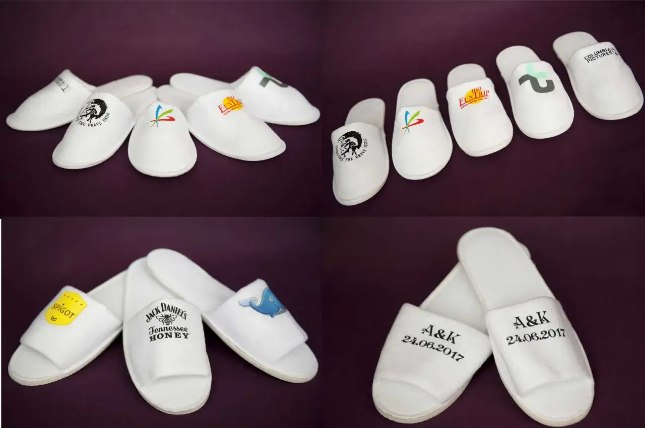 hotelowe kapcie w pokoju