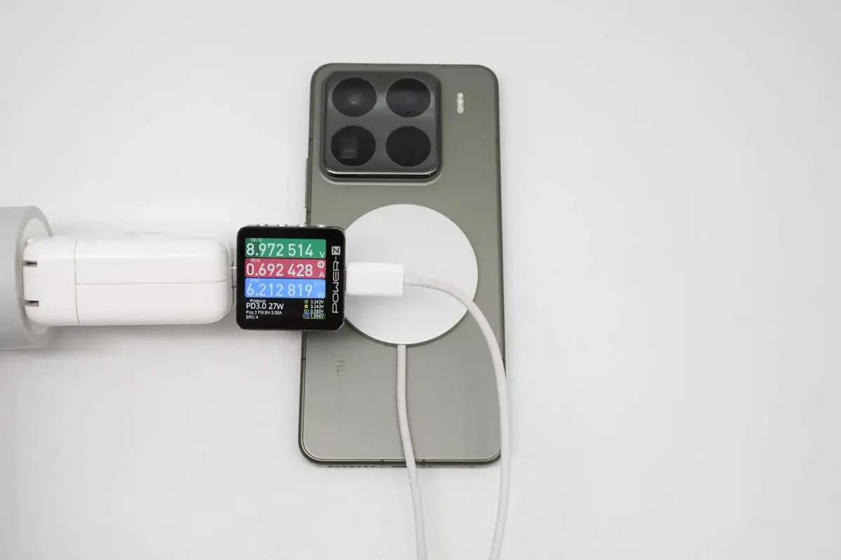 Test ładowania indukcyjnego Xiaomi. Na ekranie testera widoczny protokół PD3.0 27W, wskazujący na szybkie ładowanie.