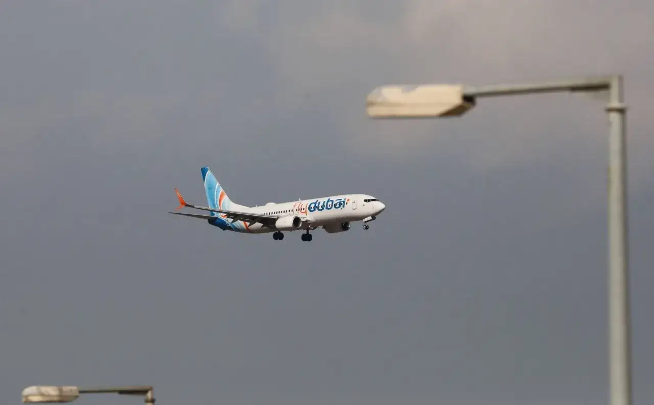 Samolot linii Flydubai zbliża się do lądowania. Zastanawiasz się, jak daleko jest Dubaj od Polski?