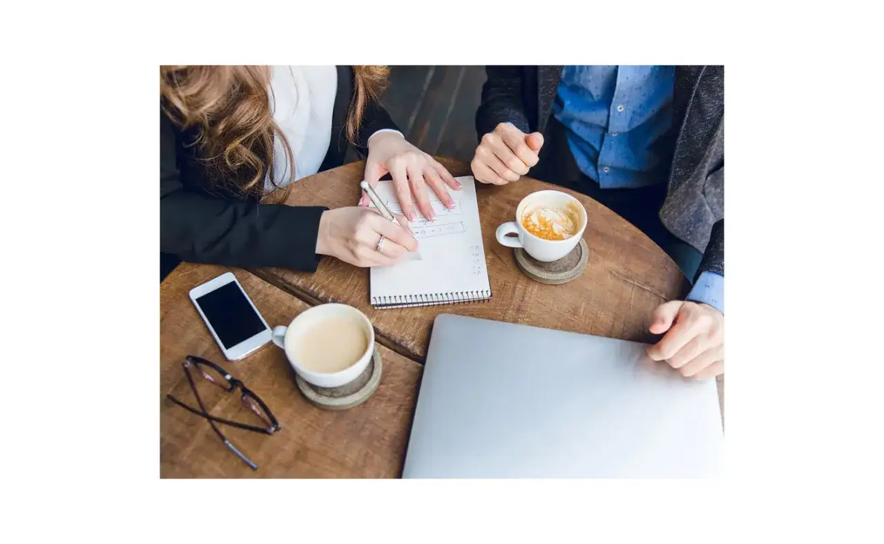 Spotkanie biznesowe z kawą i drobnym poczęstunkiem