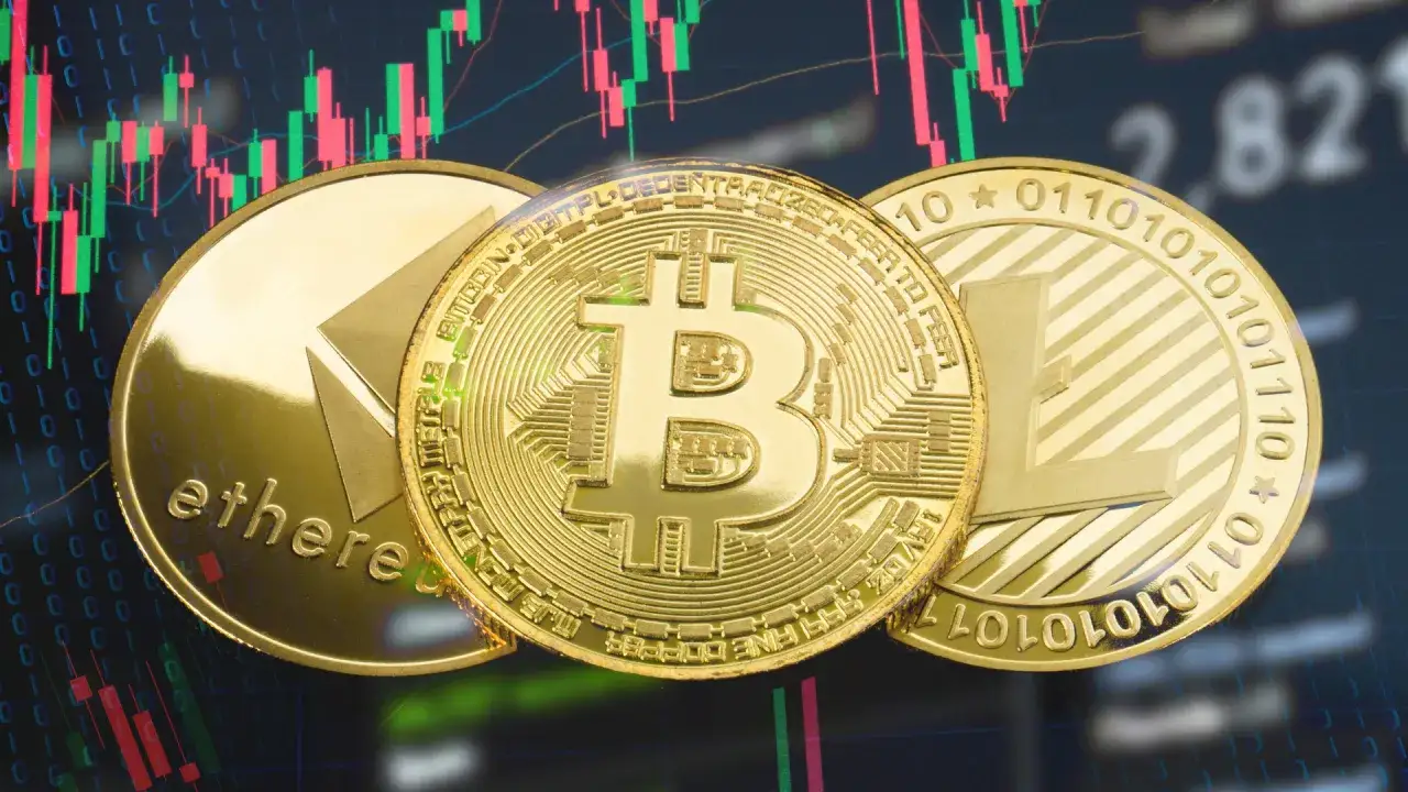 Złote monety Bitcoin, Ethereum i Litecoin na tle wykresu świecowego. Dowiedz się, jak zacząć zarabiać na kryptowalutach.