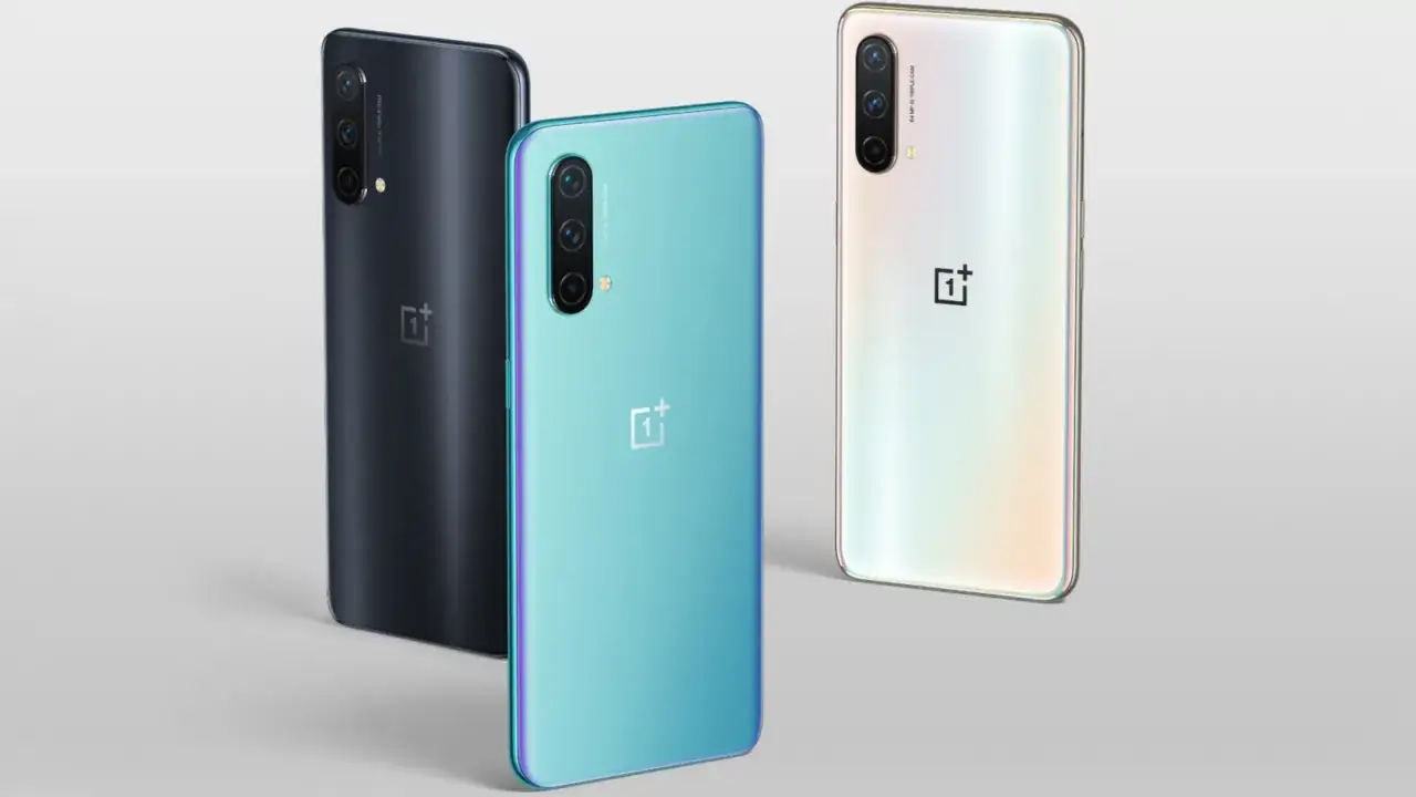 Trzy telefony OnePlus w różnych kolorach: czarnym, turkusowym i perłowym. To właśnie OnePlus, firma znana z innowacyjnych smartfonów.