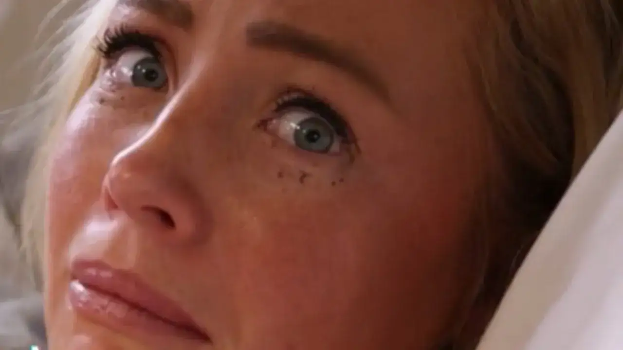 kobieta z zimnym okładem na czole