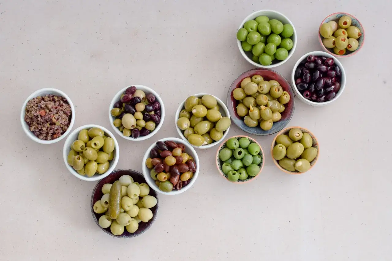 Różne rodzaje oliwek w miseczkach. Czy oliwki są lekkostrawne? Zależy od sposobu przygotowania, ale te wyglądają apetycznie.