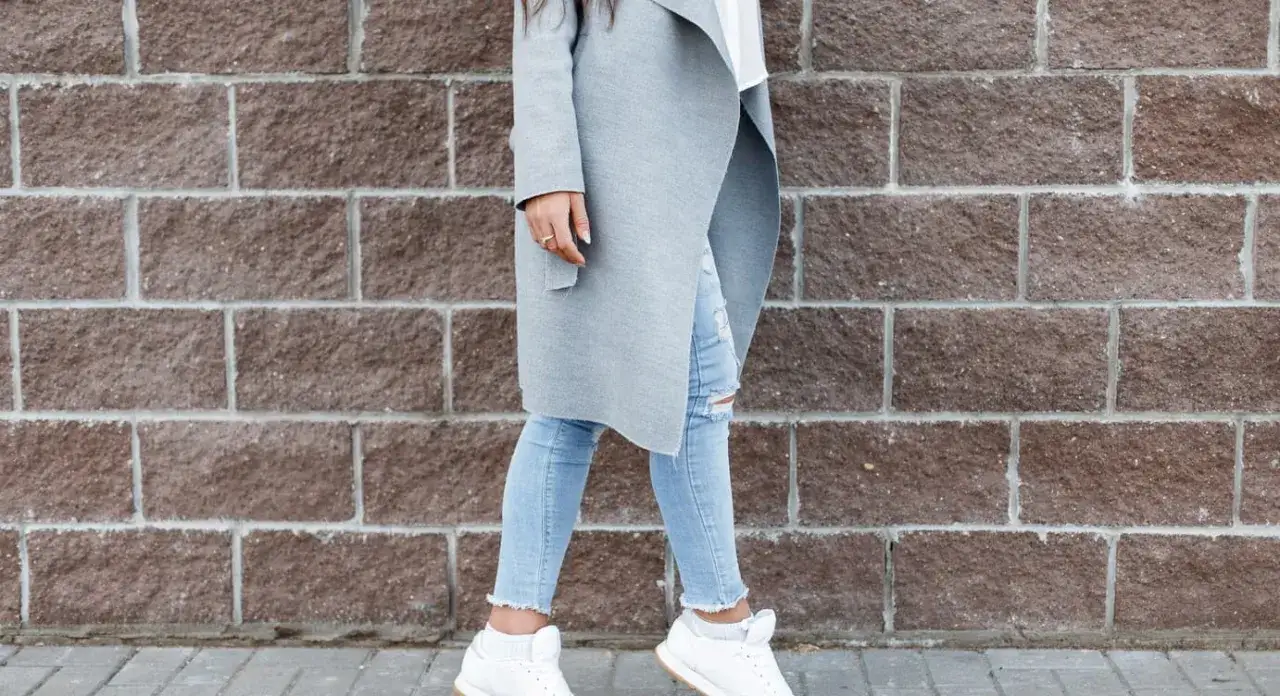 Stylizacje z wąskimi spodniami i sneakersami