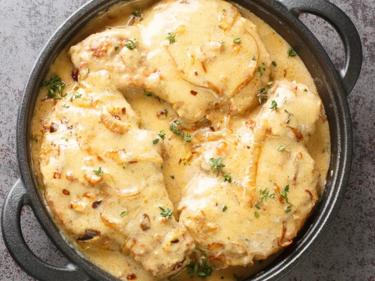 soczysty schab w plastrach na talerzu