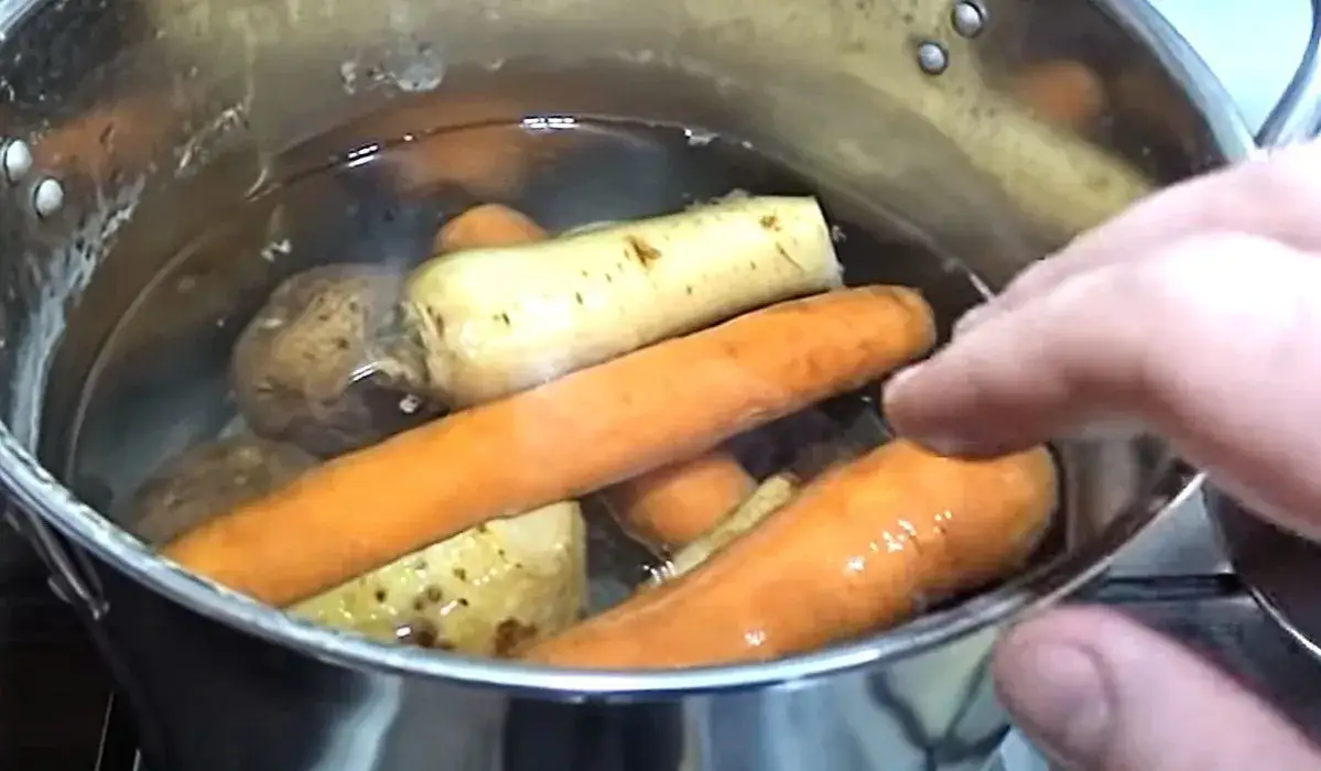 Zdjęcie Czy solić warzywa na sałatkę? Odkryj tajniki smaku i tekstury