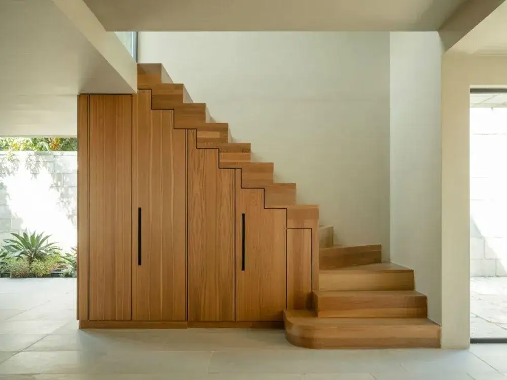 Zdjęcie Jak zamontować drzwi na schodach bez błędów – praktyczny poradnik krok po kroku