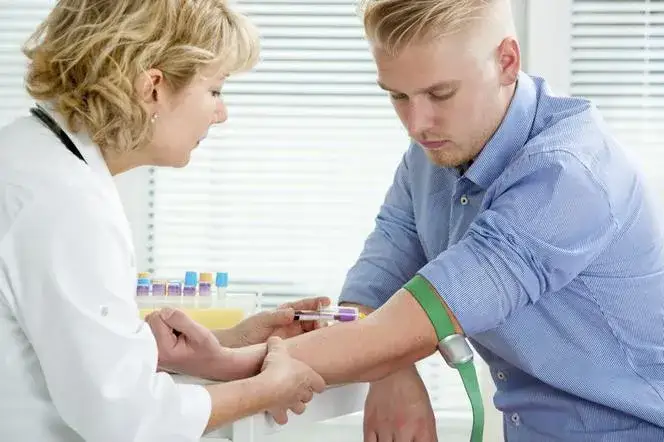 Zdjęcie Badanie hormonalne mężczyzn: wszystko co musisz wiedzieć przed wizytą