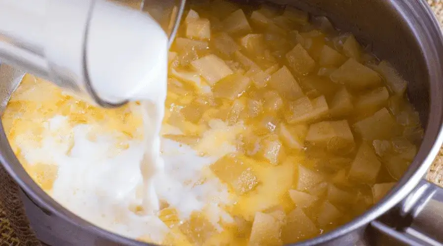 Zdjęcie Czy gotować zupę po dodaniu śmietany? Uniknij rozwarstwienia i złej tekstury