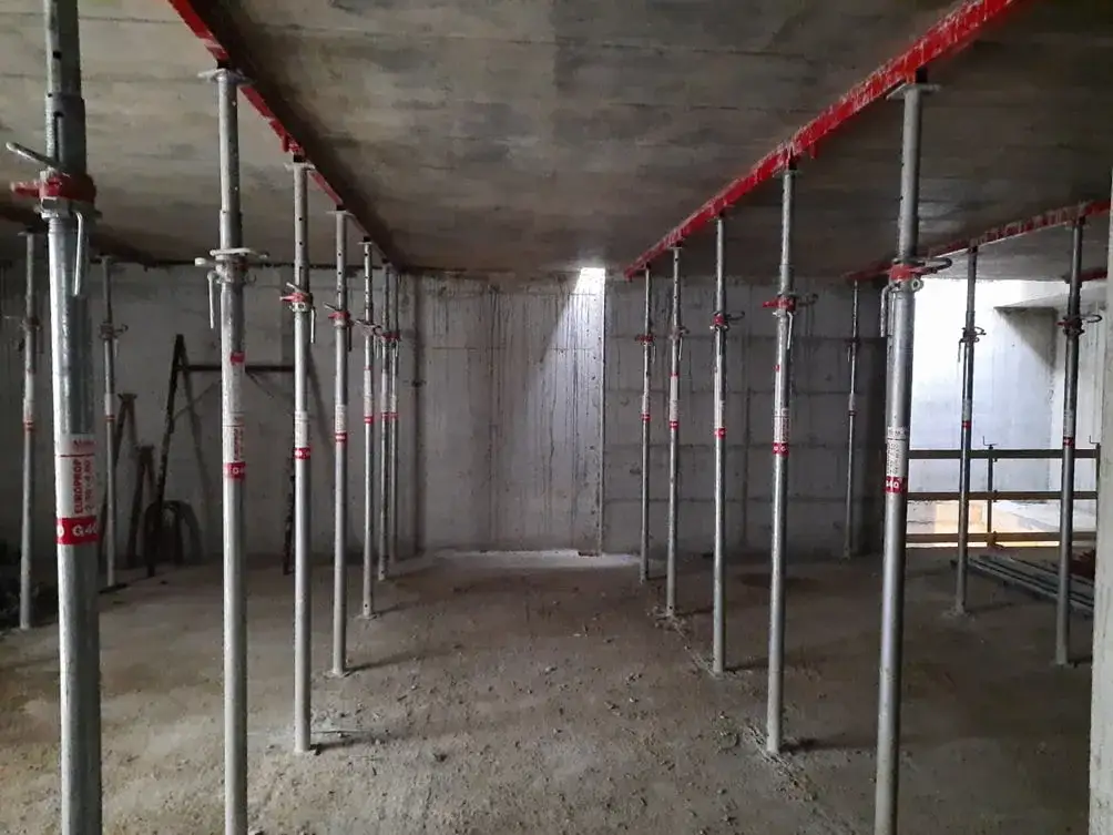 Zdjęcie Kiedy rozszalować strop? Kluczowe czynniki wpływające na decyzję