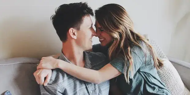 Zdjęcie Czy mieszkanie przed ślubem to grzech? Odkryj kontrowersje i prawdę