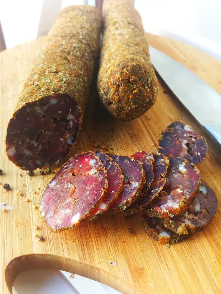 Zdjęcie Kiełbasa salami: sekrety produkcji, rodzaje i zastosowanie w kuchni