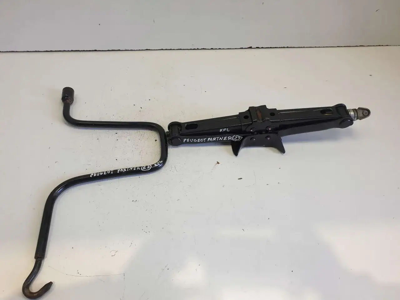 Zdjęcie Gdzie dokładnie jest lewarek w Peugeocie Partner? Sprawdź, by uniknąć problemów!