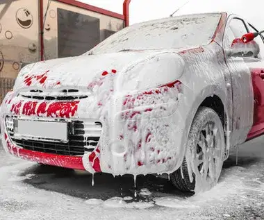 Zdjęcie Czy można myć silnik na myjni? Zaskakujące zasady i ryzyko