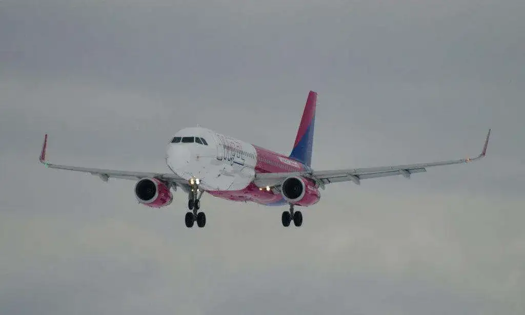 Zdjęcie Czy można przewozić alkohol w bagażu podręcznym Wizzair bez problemów?