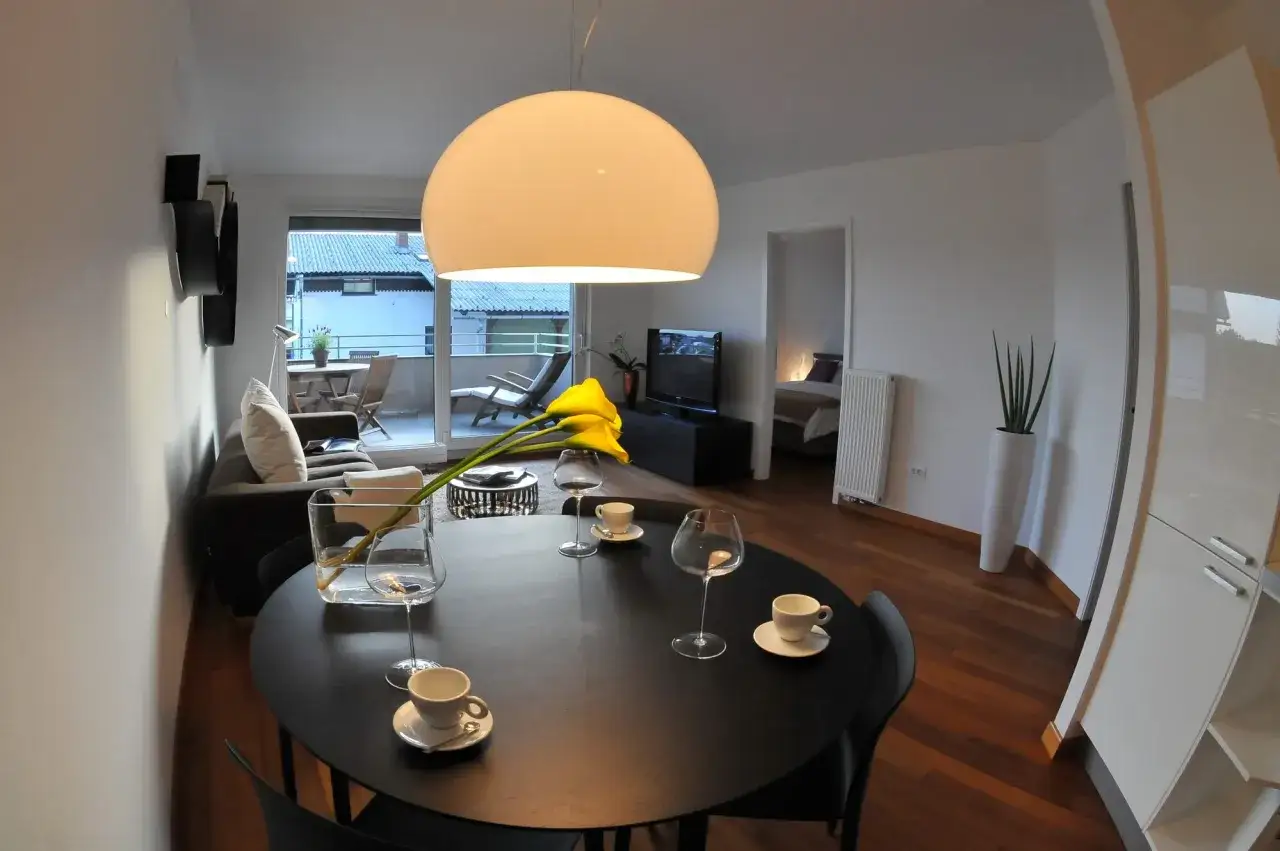 Zdjęcie Jaki kolor ścian do ciemnej podłogi? Odkryj idealne połączenia kolorystyczne