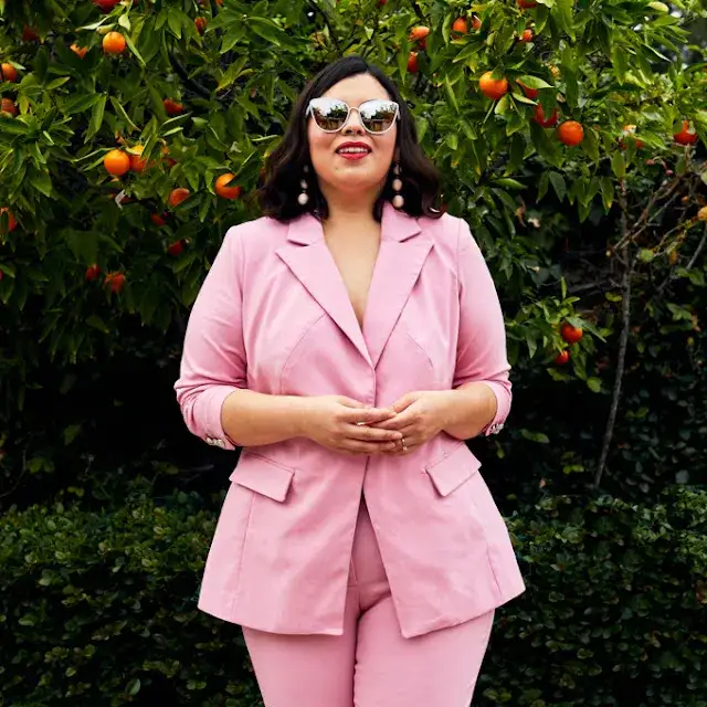 Zdjęcie Jak wybrać idealny płaszcz przy dużym biuście – porady i najlepsze fasony