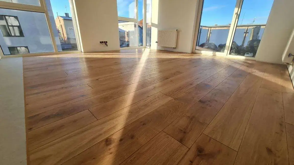 Zdjęcie Jak położyć panele w kilku pomieszczeniach bez błędów i frustracji