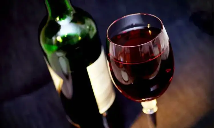 Zdjęcie Czy można pić alkohol po ibuprofenie? Sprawdź ryzyko i skutki zdrowotne