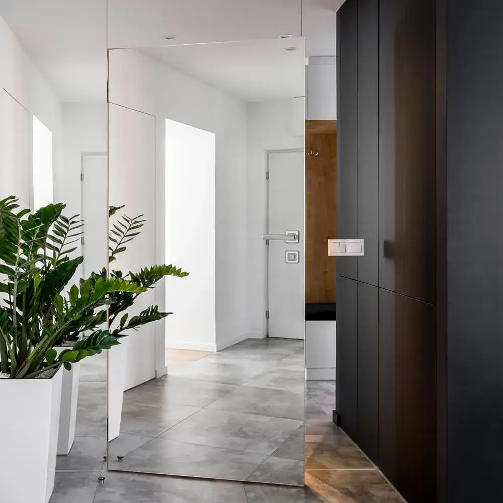 Zdjęcie Na jakiej wysokości lustro w przedpokoju, aby uniknąć błędów?