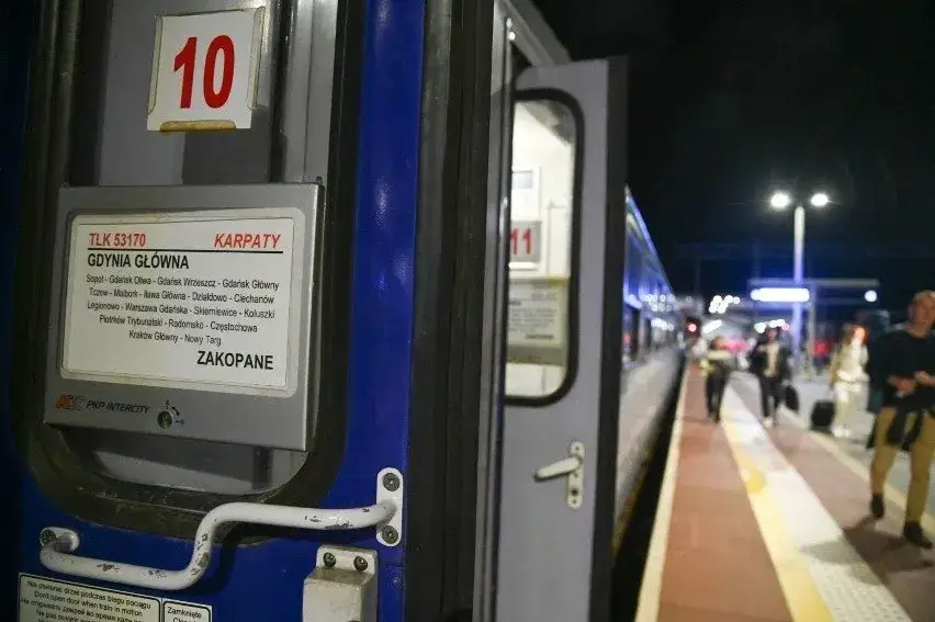 Zdjęcie Jak otworzyć drzwi w TLK - proste sposoby na uniknięcie kłopotów