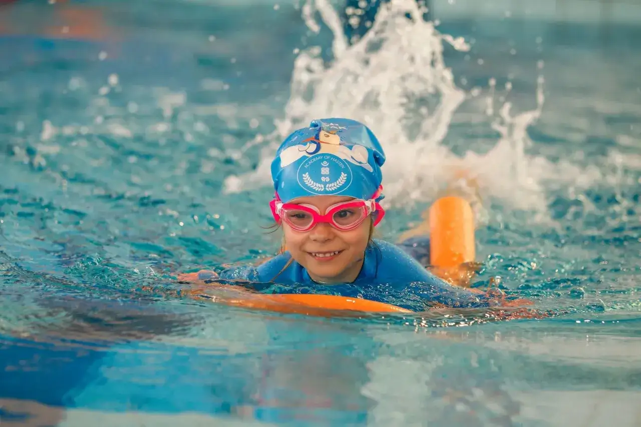 Zdjęcie Ile kosztuje nauka pływania dla dorosłych? Porównanie cen i opcji