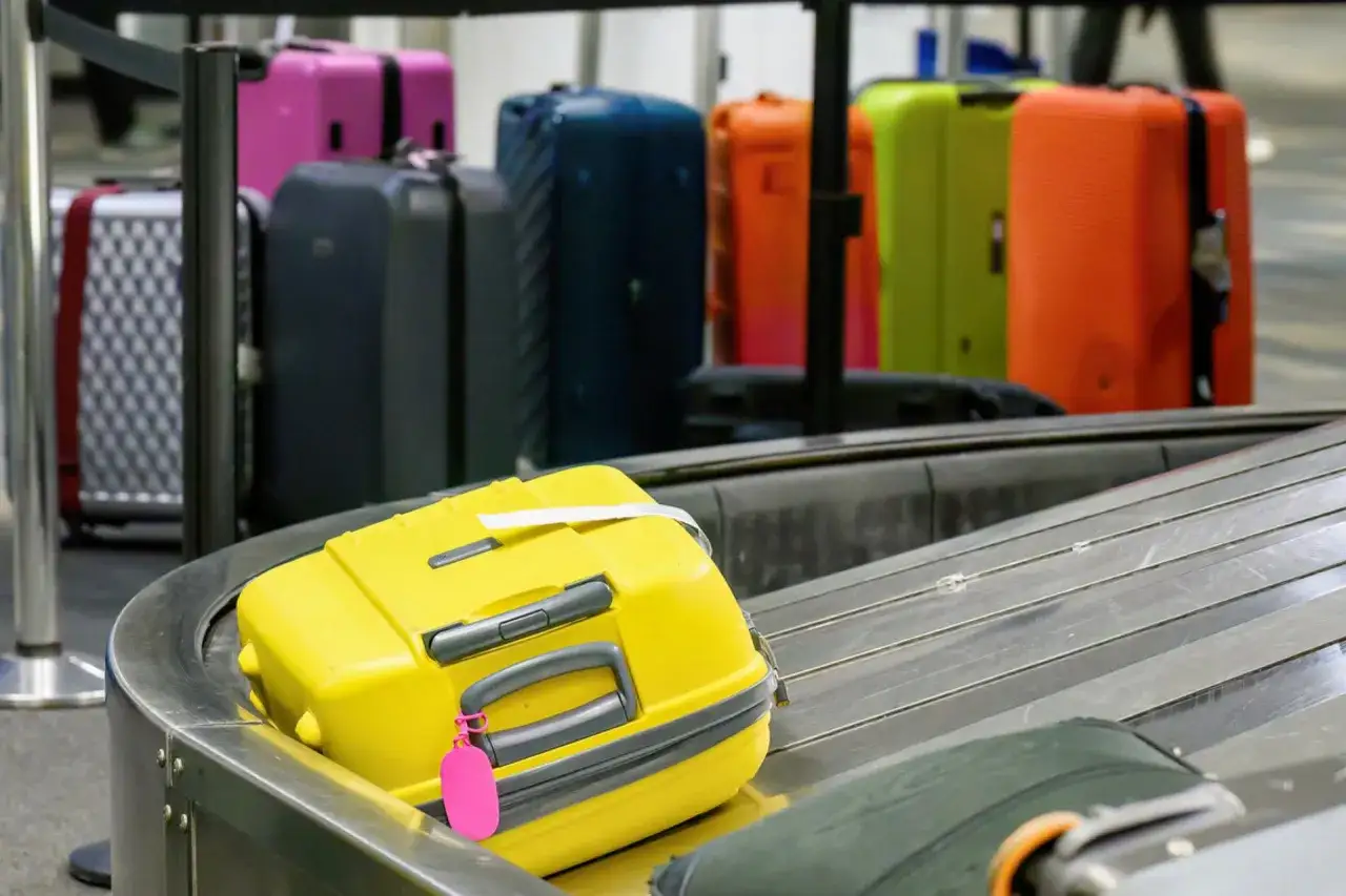 Zdjęcie Jaki kolor walizki wybrać, aby uniknąć problemów na lotnisku?