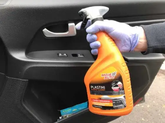 Zdjęcie Czym czyścić plastiki w samochodzie, aby uniknąć zarysowań i matowienia
