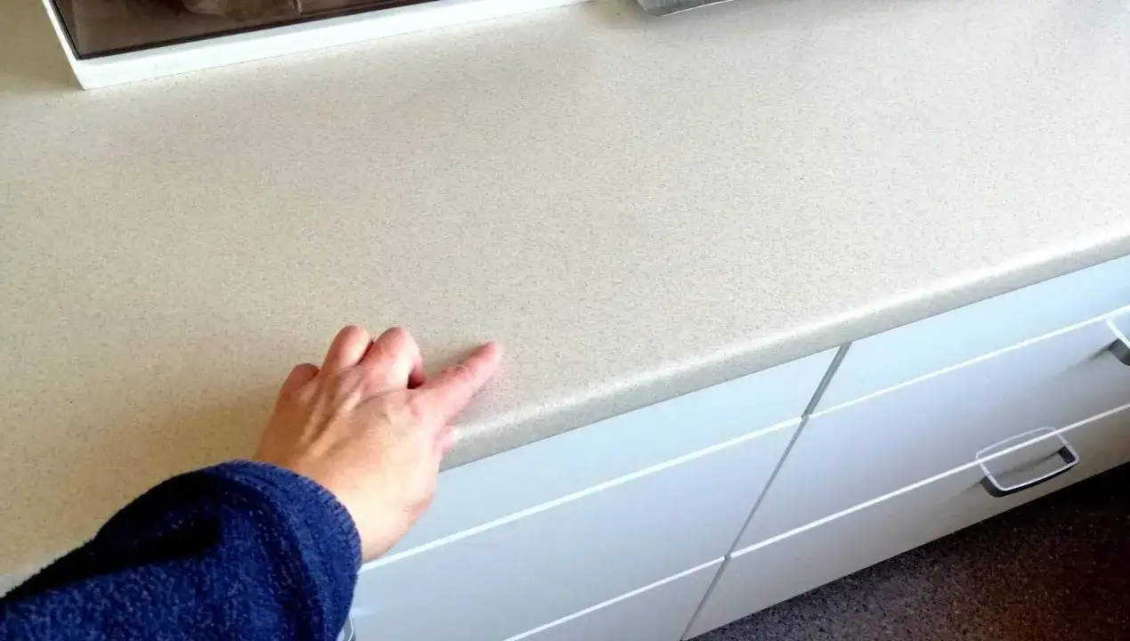 Zdjęcie Jak usunąć rysy na blacie kuchennym: skuteczne metody naprawy