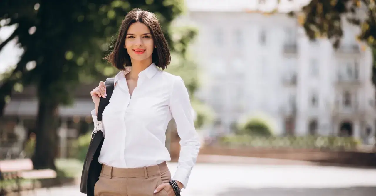 Zdjęcie Co założyć na koszulę, aby wyglądać stylowo i uniknąć modowych wpadek