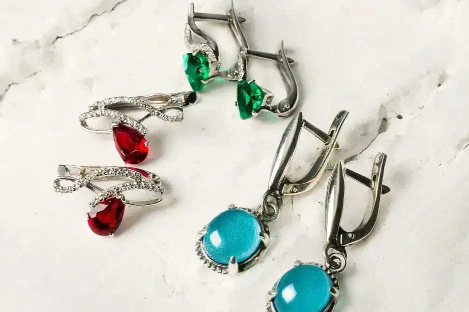 Zdjęcie Jak bezpiecznie odpiąć kolczyki z zapięciem angielskim - 5 kroków