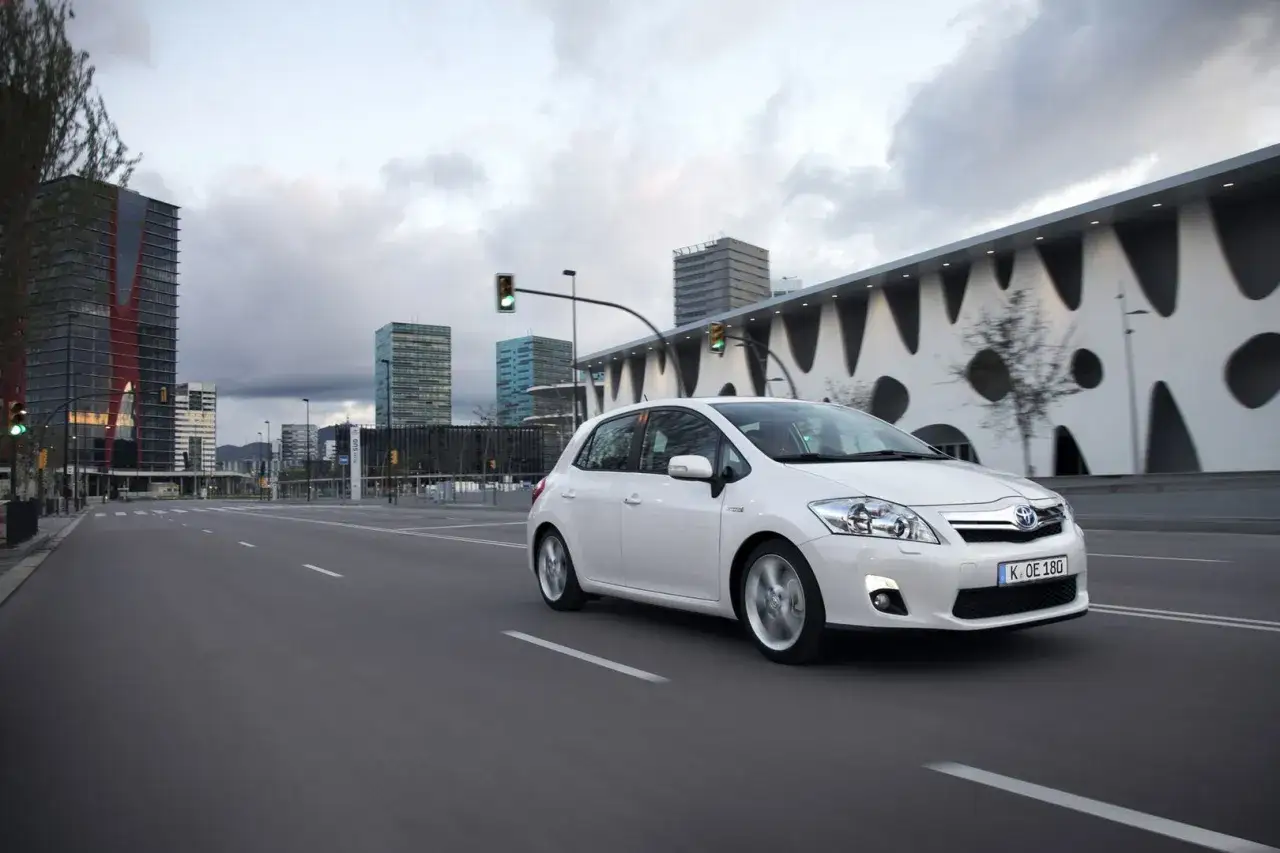 Zdjęcie Toyota Prius czy Auris Hybrid - Który wybór jest lepszy dla Ciebie?