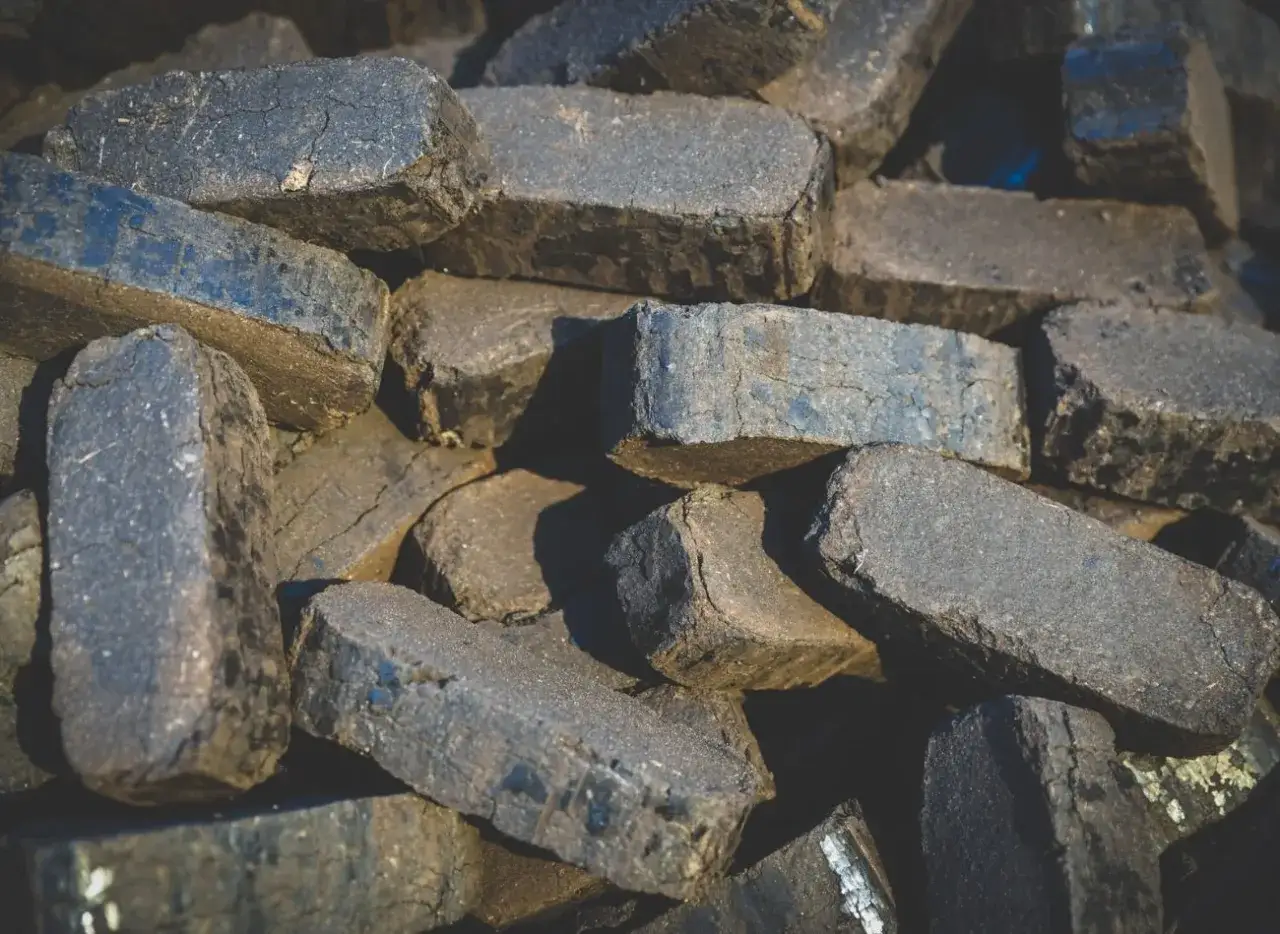 Zdjęcie Jak palić brykiet torfowy efektywnie i bezpiecznie, unikając błędów