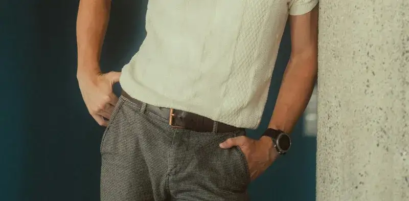 Zdjęcie Jak wpuszczać koszulę w spodnie, aby uniknąć niechlujnego wyglądu