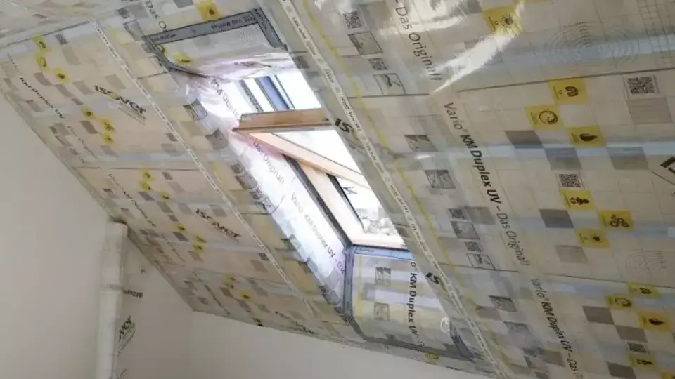 Zdjęcie Czy dawać folie pod styropian na stropie? Poznaj zalety i zasady układania