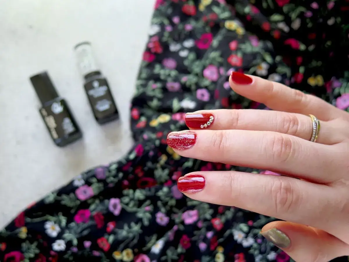 Zdjęcie Jakie paznokcie do sukienki w kwiaty, aby wyglądać elegancko i stylowo?