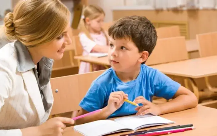 Zdjęcie Podstawa prawna zatrudnienia nauczyciela wspomagającego: Co musisz wiedzieć