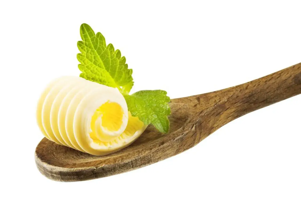 Zdjęcie Masło to tłuszcz roślinny czy zwierzęcy? Sprawdź prawdę o maśle