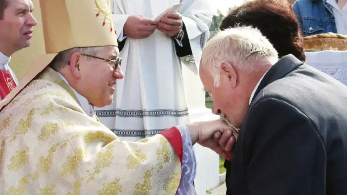 Zdjęcie Jak zwracać się do biskupów: Kluczowe zasady etykiety i szacunku